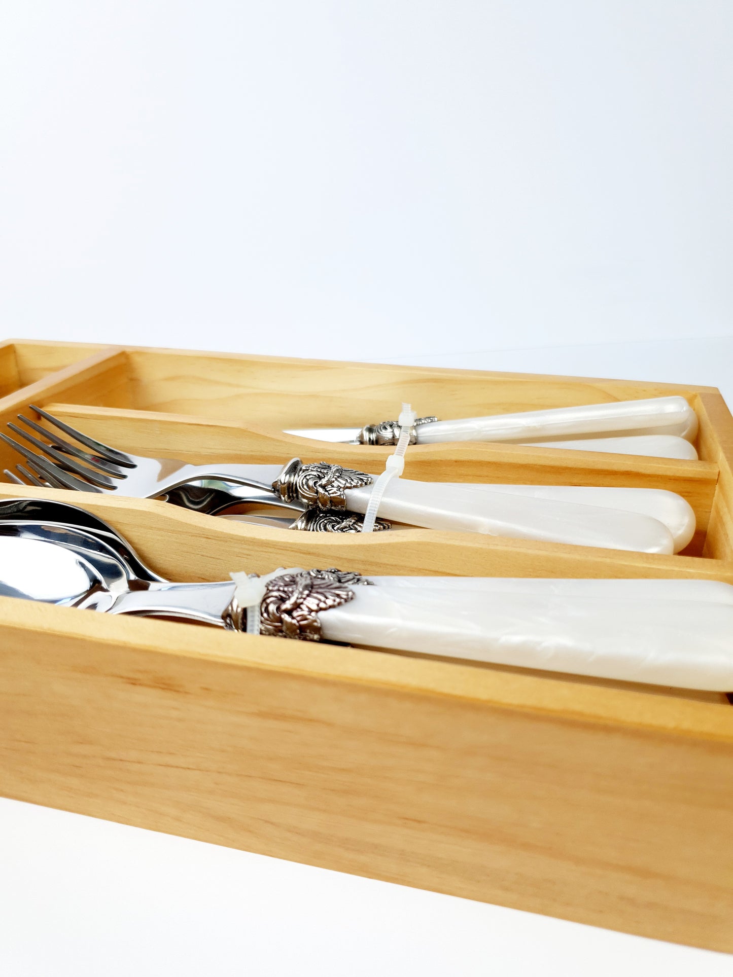 Pearl Handle Royal Clasp 24pc cutlery set