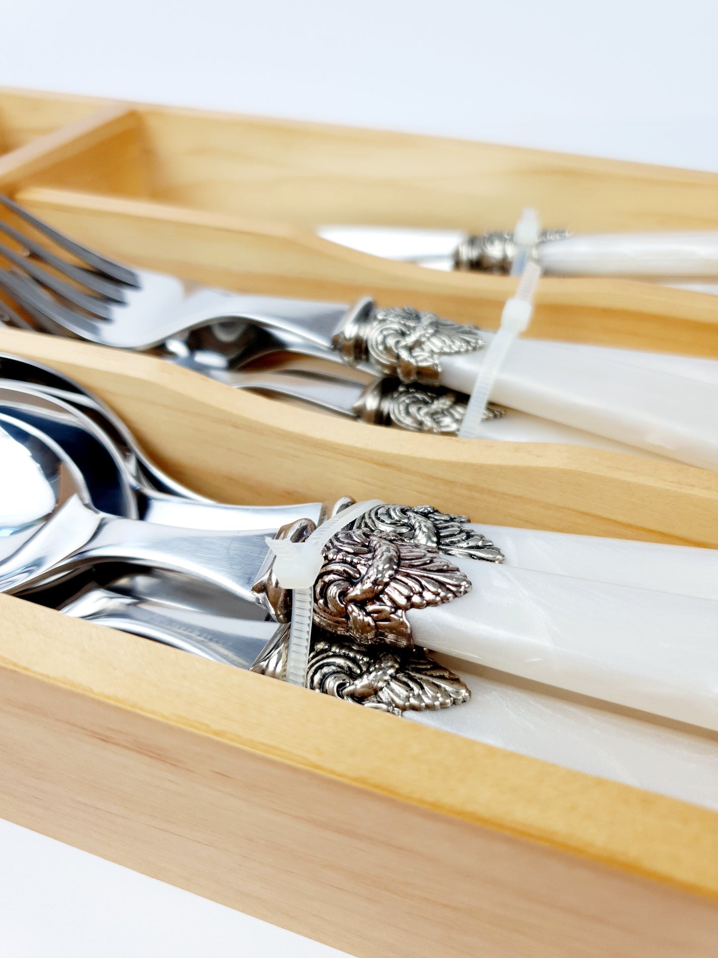 Pearl Handle Royal Clasp 24pc cutlery set