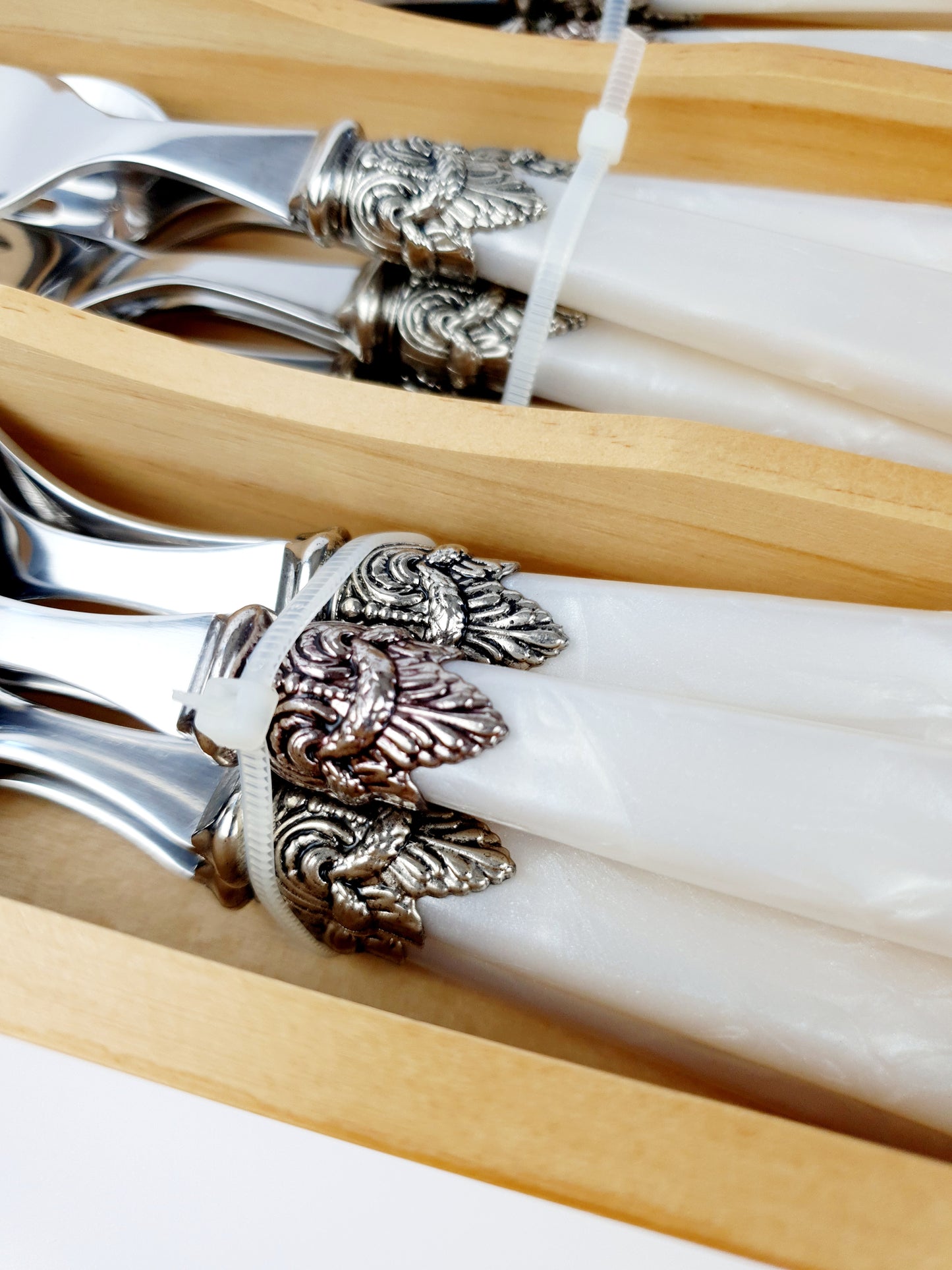 Pearl Handle Royal Clasp 24pc cutlery set